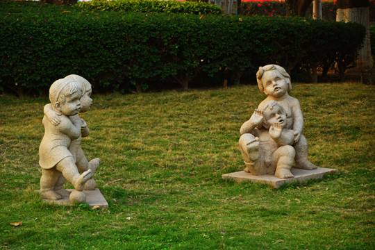 儿童玩耍雕塑