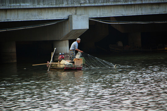 桥底拉网渔民