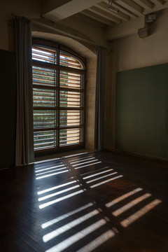 欧式古典木门窗和室内的阳光影子