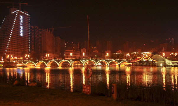 曲江南湖夜景