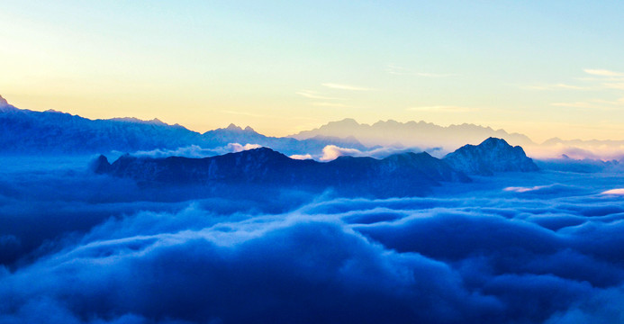 贡嘎雪山