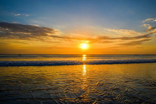 夕阳湖面