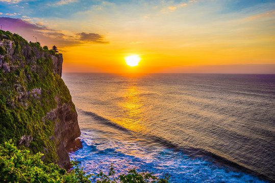 夕阳山崖大海