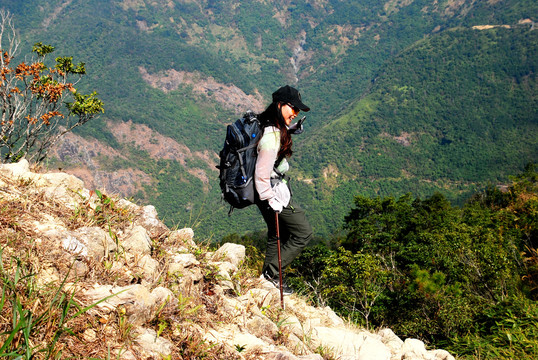 女徒步登山者