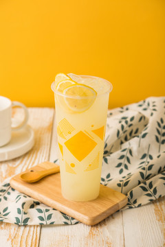柠檬奶茶