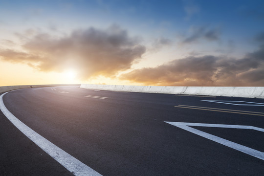 公路弯道和天空云彩