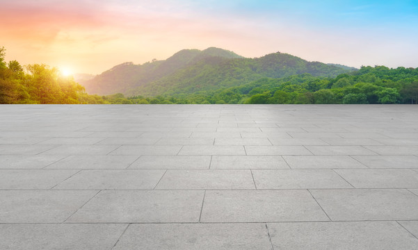 地砖路面和远山背景