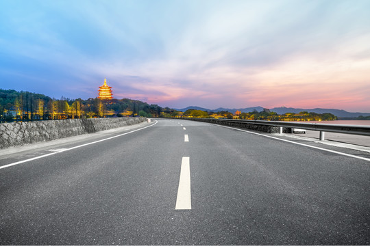 公路弯道和天空晚霞