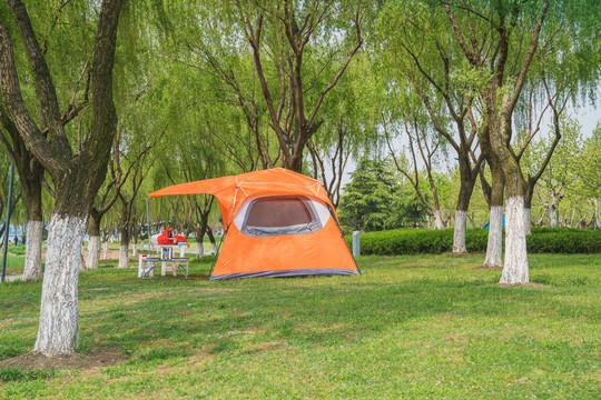 假日公园里彩色的户外帐篷