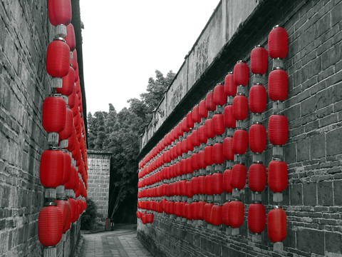青砖墙上的红灯笼