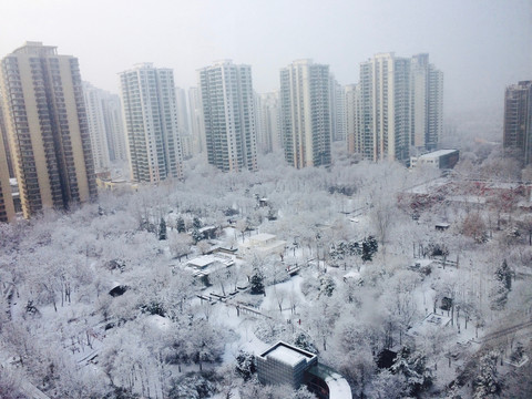 俯瞰城市雪景