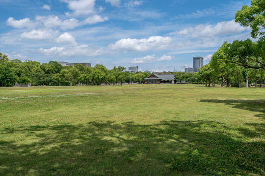 日本大阪城公园西之丸庭园草坪