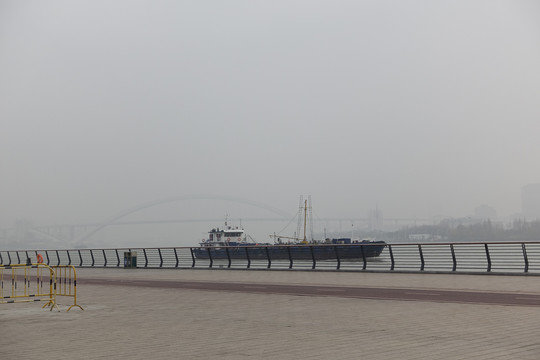 大雾中的黄浦江