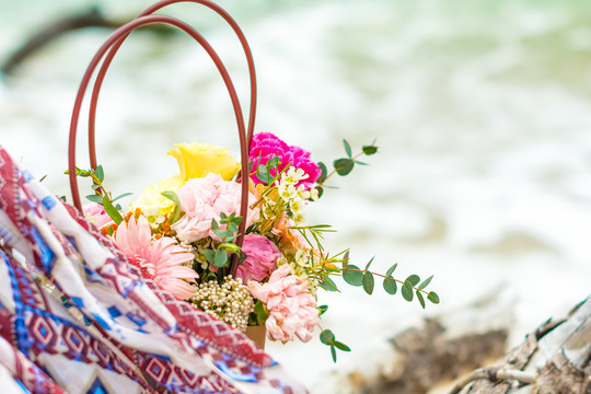 海滩沙子上美丽的鲜花花束