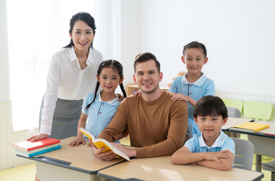 年轻老师在和学生在教室