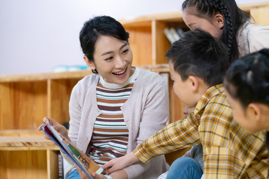 老师和学生在教室里看书