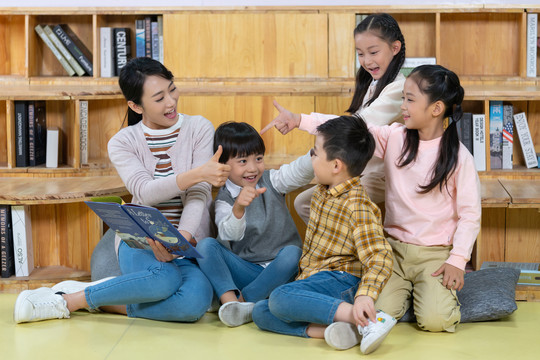 老师和学生在教室里看书