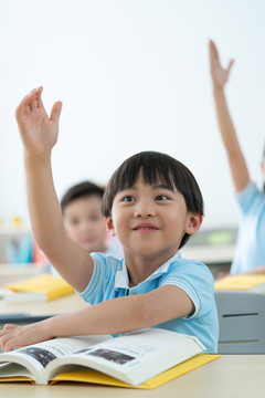 小学生在课堂举手