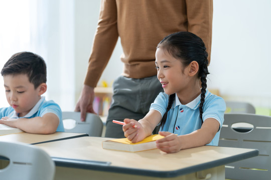 小学生和老师在课堂