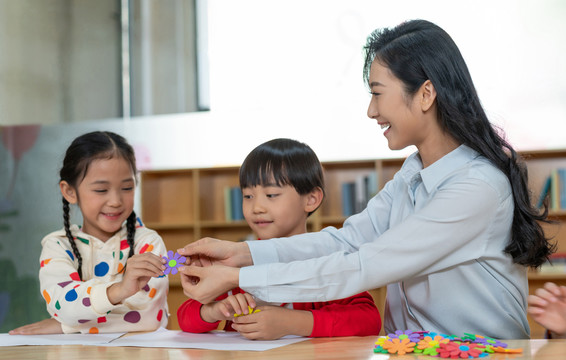 年轻女老师和学生在一起