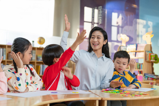 年轻女老师和学生在一起