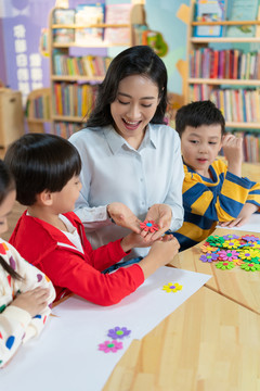 年轻女老师和学生在一起