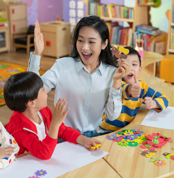 年轻女老师和学生在一起