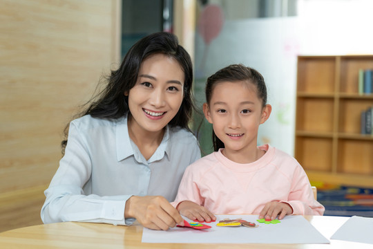 年轻女老师和学生在一起