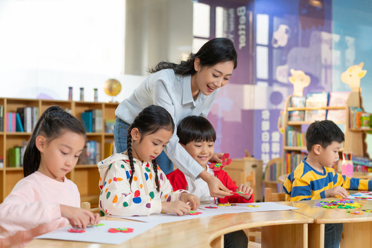 年轻女老师和学生在一起