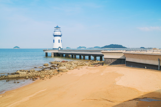 珠海市海边的灯塔和海岸线风光