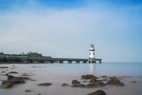 珠海市海边的灯塔和海岸线风光