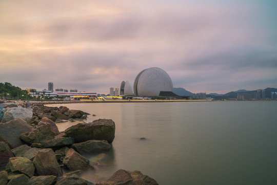 珠海市大剧院和海岸线风光