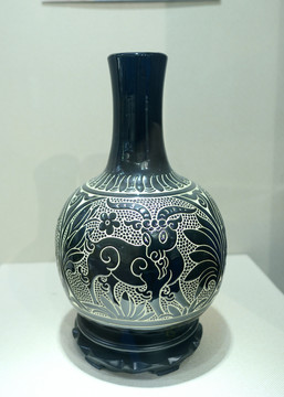 黑釉刻花陶瓷瓶