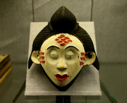 彩绘木雕面具
