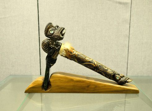 毛利族木雕柄石斧