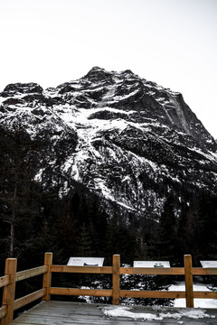 栈桥边的雪山