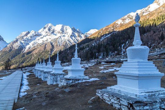 雪山白塔