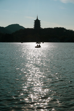 山水湖面楼阁波光小船