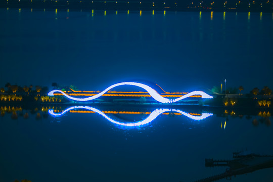 八里湖鹤问桥夜景