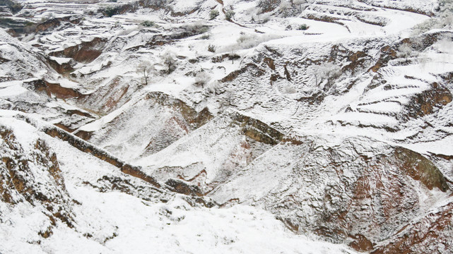 丘陵沟壑雪景