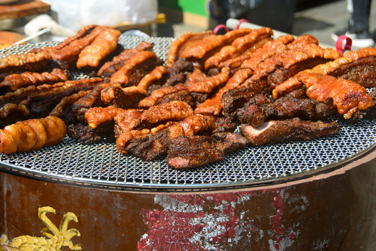 千户苗寨美食街特色苗家烤肉