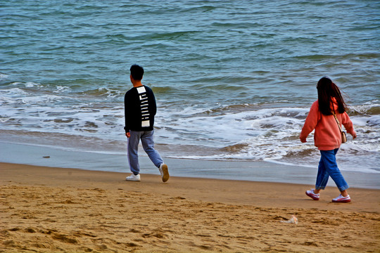 海滨漫步的男女