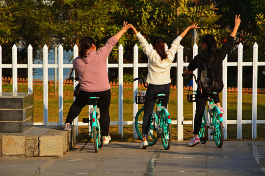 三个骑单车的女孩