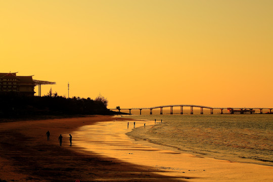 大海夕阳沙滩