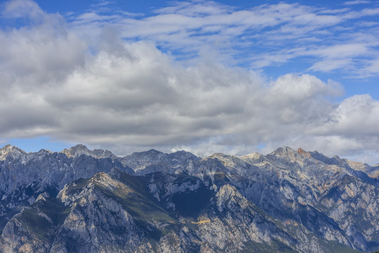 蓝天白云高山