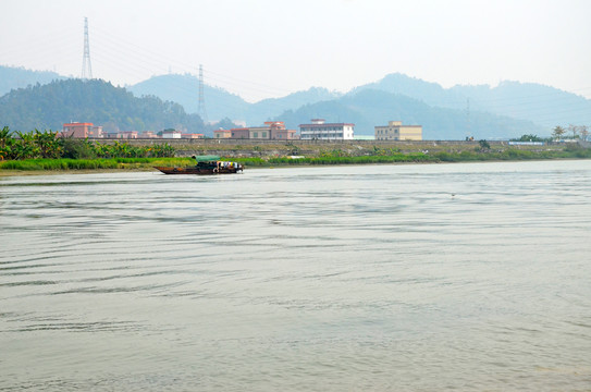 青山绿水渔船