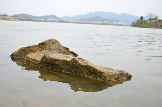 江边岩石