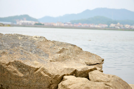 江边岩石