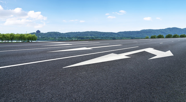 道路地面天际线和园林景观