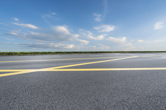 前景为空的道路地面和天空背景